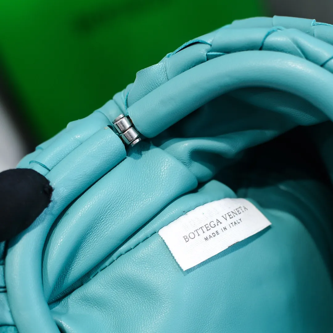 BV cloud bag is in stock, coarse weave, large plaid weave, the pouch cloud bag. Needless to say, this year's most popular bag is not without its reason. The minimalist and slightly wrinkled design is both advanced and a bit lazy. After the new designer came, he directly changed it to a large weave and became super young. It also has a touch of fashion. You must buy it. This year's must-have bag. Size: 22×12×7cm. Real shot ❤️